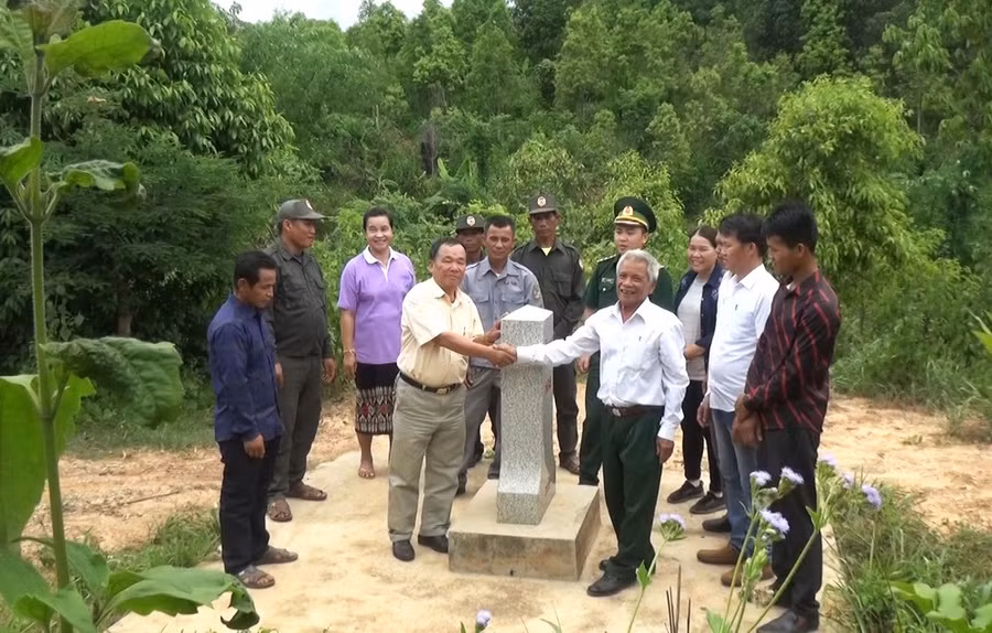 Đại diện bản Ka Tăng (Quảng Trị) và bản Densavan (Savannakhet) bắt tay cam kết bảo vệ biên giới và vun đắp tình hữu nghị Việt - Lào