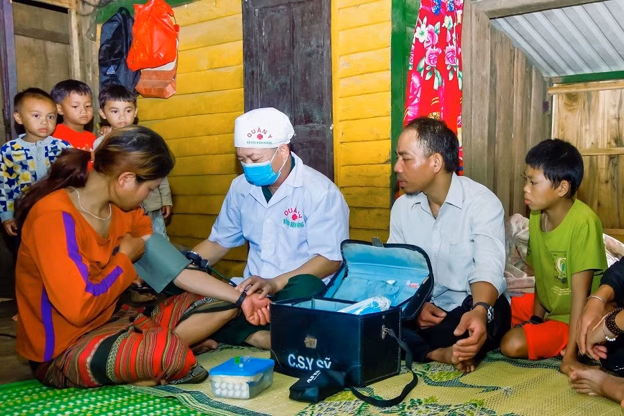 Khám chữa bệnh cho người dân khu vực biên giới Lào