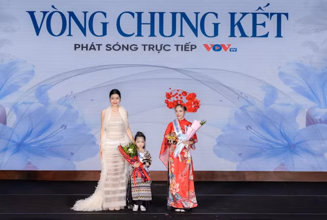 Ban tổ chức còn trao 18 giải phụ cho các thí sinh Ban tổ chức còn trao 18 giải phụ cho các thí sinh