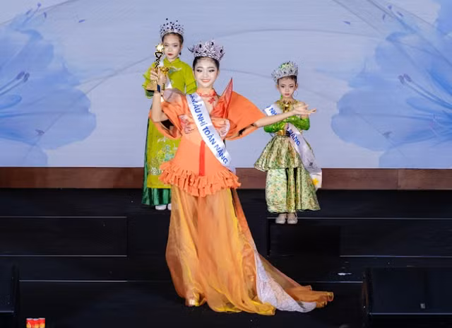 Bé Nguyễn Diệp Chi, lớp 6A2 Trường THCS Yên Hòa, Hà Nội trở thành Quán quân Siêu mẫu nhí toàn năng 2024 Bé Nguyễn Diệp Chi, lớp 6A2 Trường THCS Yên Hòa, Hà Nội trở thành Quán quân Siêu mẫu nhí toàn năng 2024