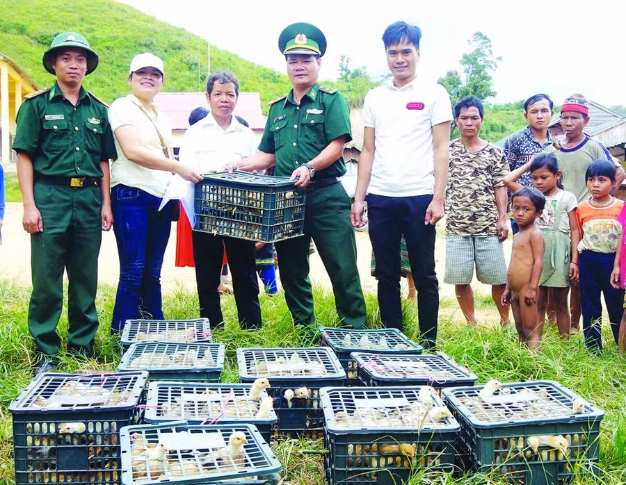 Bộ đội Biên phòng tỉnh Thừa Thiên Huế tặng gà giống cho người dân bản Sê Sáp, huyện Kà Lừm, tỉnh Sekong (Lào) phát triển sinh kế