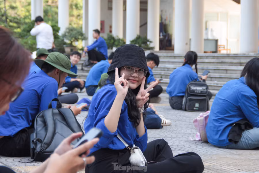 Tuy nhiên, thế hệ này cũng đối diện với nhiều thách thức đòi hỏi một bản lĩnh vững vàng, các kỹ năng mềm, kỹ năng thực hành xã hội nhiều hơn.