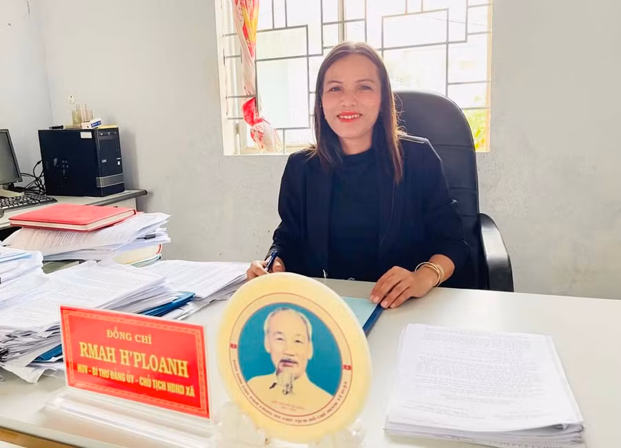 Bà Rmah H’Ploanh-Bí thư Đảng ủy xã Ia Kdăm là 1 trong 2 nữ bí thư Đảng ủy xã người Jrai đầu tiên của huyện Ia Pa. Ảnh: V.C