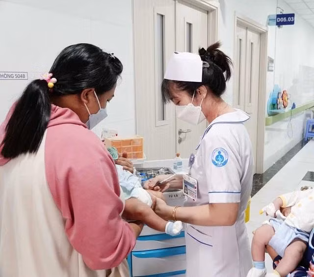 Thăm khám cho bệnh nhi tại BV Nhi đồng 1, TP.HCM