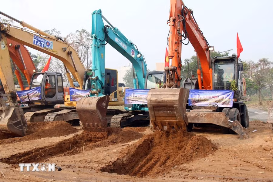 Thi công dự án mở rộng Quốc lộ 50. (Nguồn: TTXVN)