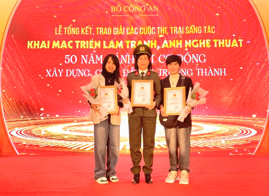 Thượng úy Nguyễn Thị Thanh Thúy (giữa) được trao giải đặc biệt của cuộc thi viết chủ đề “Cảnh sát cơ động-Lá chắn thép bảo vệ bình yên cuộc sống”. Ảnh: NVCC