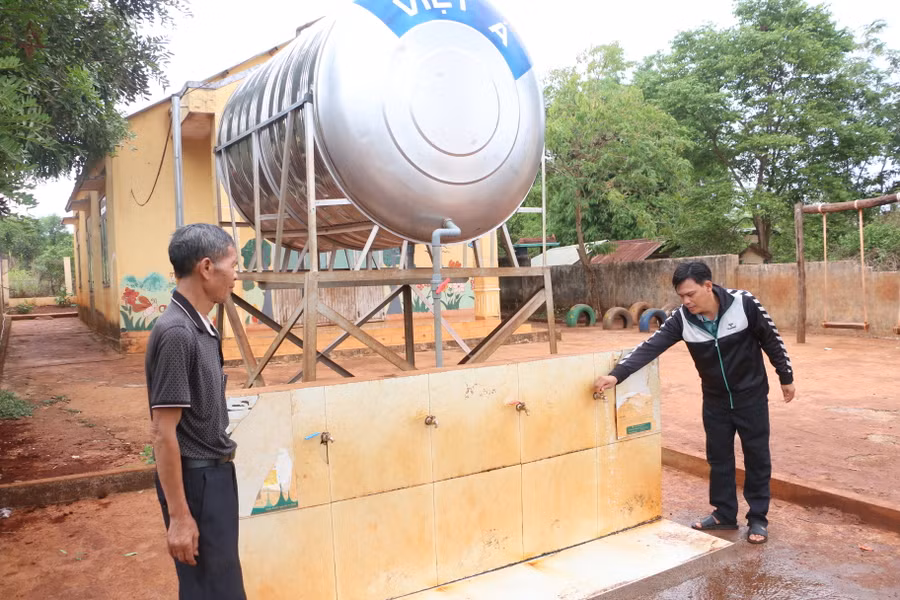 Bí thư chi bộ kiêm Trưởng thôn Ia Khưng (bìa phải) đã phát huy tốt vai trò nêu gương, đi đầu của đảng viên. Ảnh: Q.T Bí thư chi bộ kiêm Trưởng thôn Ia Khưng (bìa phải) đã phát huy tốt vai trò nêu gương, đi đầu của đảng viên. Ảnh: Q.T