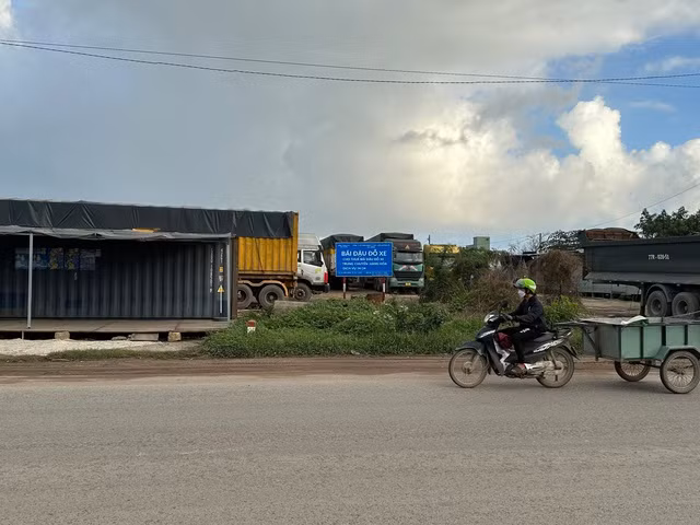 Tấm bảng quảng cáo dịch vụ đậu xe được Công ty Đường bộ Quy Nhơn tháo dỡ sau khi Báo Người Lao Động phản ánh