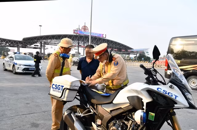 Dự thảo luật Trật tự, an toàn giao thông đường bộ đề xuất lực lượng CSGT được quyền truy đuổi nếu tài xế vi phạm không chịu dừng xe theo hiệu lệnh và bỏ chạy (ảnh minh họa)