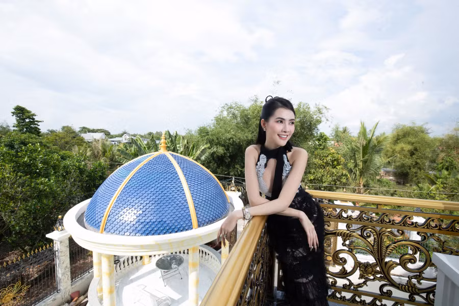 Phan Thị Mơ nói khi có sự nghiệp ổn định, điều cô trăn trở chính là chuyện chồng con. Người đẹp thừa nhận ba mẹ cũng mong muốn cô có một tổ ấm viên mãn sau khi tập trung nhiều cho công việc
