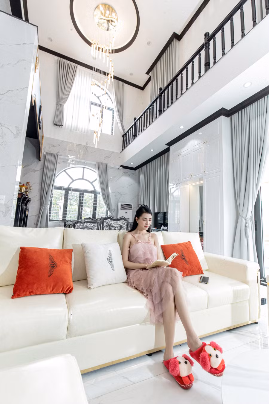 Không gian bên trong của căn biệt thự được bài trí sang trọng, với tông màu trắng - xám chủ đạo. Được biết đây cũng là hai màu sắc mà Phan Thị Mơ yêu thích