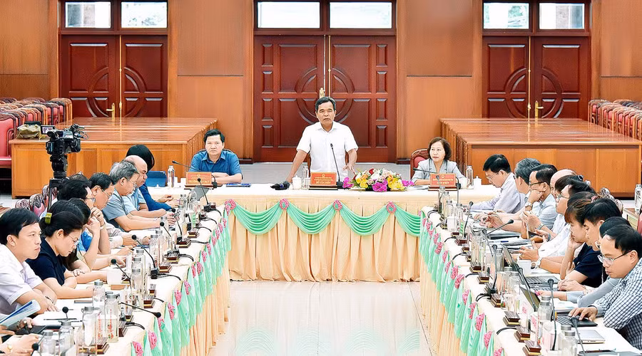 Ủy viên Ban Chấp hành Trung ương Đảng, Bí thư Tỉnh ủy, Chủ tịch HĐND tỉnh Hồ Văn Niên phát biểu chỉ đạo tại hội nghị tiếp xúc, đối thoại với cán bộ quản lý, viên chức ngành Giáo dục. Ảnh: Đức Thụy