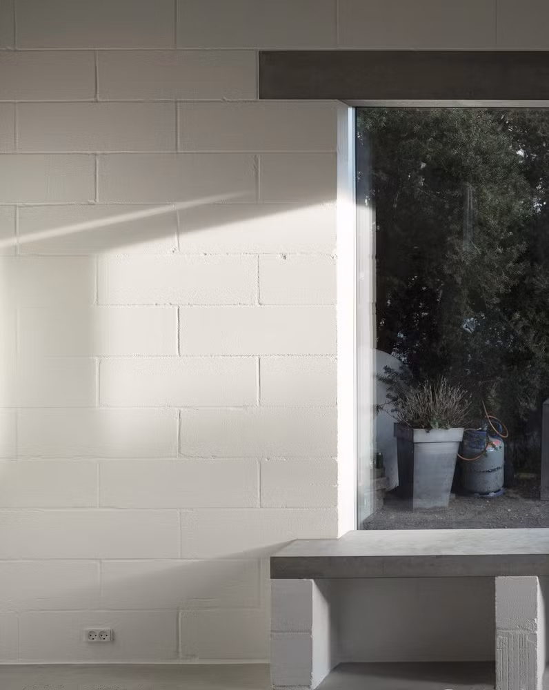 Các khối tường được sơn trực tiếp bằng sơn khoáng silicat, giúp các khối trở nên thoáng khí và hấp thụ độ ẩm trong nhà.