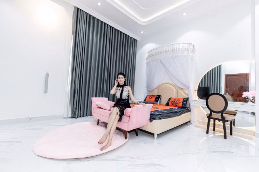 Phan Thị Mơ không buồn khi bị nói khoe mẽ. Người đẹp chia sẻ câu chuyện cá nhân để lan tỏa niềm vui, truyền cảm hứng đến mọi người. “Tôi từ một cô gái ở quê nhưng bằng sự nỗ lực đã có thể làm những điều khiến gia đình tự hào thì mọi người cũng có thể làm được", hoa hậu 9X nói