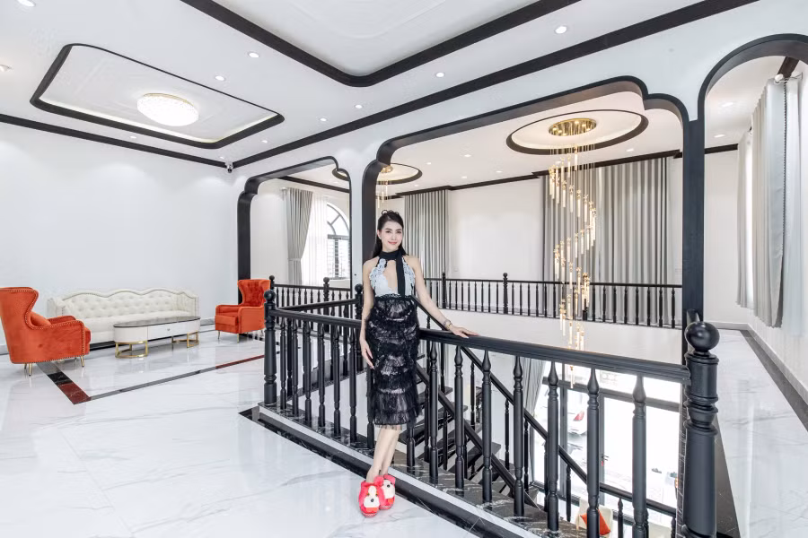 Thời điểm xây nhà, Phan Thị Mơ chấp nhận di chuyển thường xuyên giữa TP.HCM và Tiền Giang để vừa đảm bảo tiến độ công việc, vừa có thể giám sát việc thi công căn biệt thự