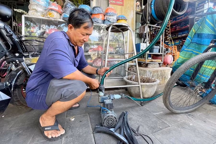 Ông Trần Tuấn Kiệt (số 696 Hùng Vương, tổ 1, thị trấn Chư Sê) phải bơm nhờ nước của người dân có giếng khoan để sử dụng. Ảnh: M.N