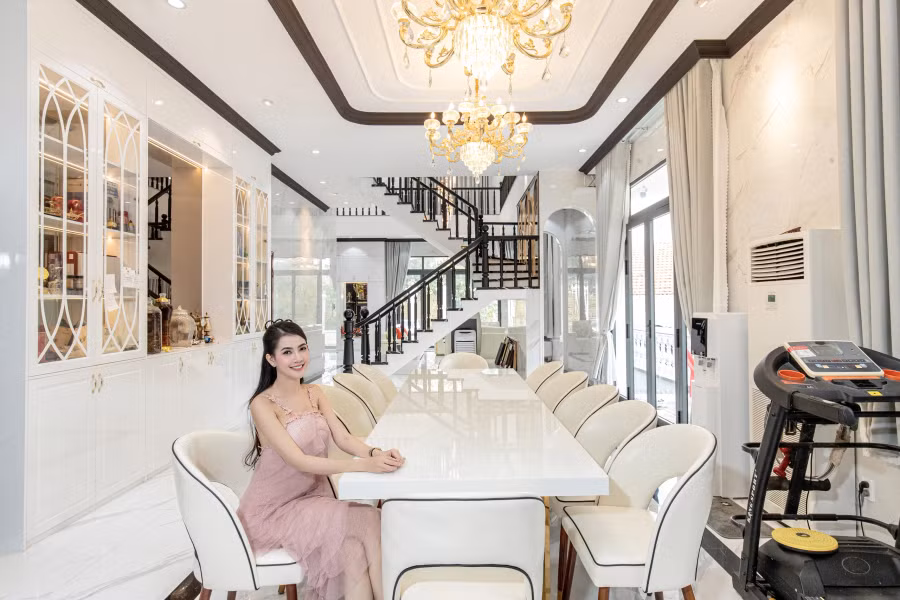 Thời điểm xây nhà, ba mẹ Phan Thị Mơ lo lắng, ngăn cản vì sợ con gái tốn kém. "Tôi hiểu được những khó khăn, vất vả mà ba mẹ đã trải qua. Khi có được những thành quả nhỏ , tôi muốn ba mẹ là người được tận hưởng, chia vui cùng con gái", cô nói