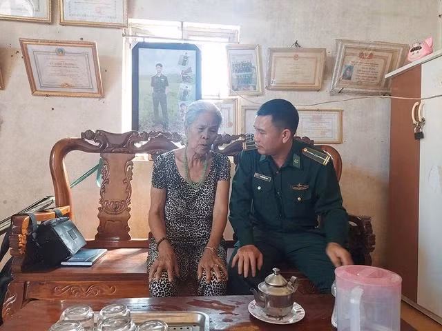 Bà Y Pan, già làng Đăk Mế, kể lại “cuộc chiến” của bộ đội biên phòng xóa bỏ "con ma rừng" Bà Y Pan, già làng Đăk Mế, kể lại “cuộc chiến” của bộ đội biên phòng xóa bỏ "con ma rừng"