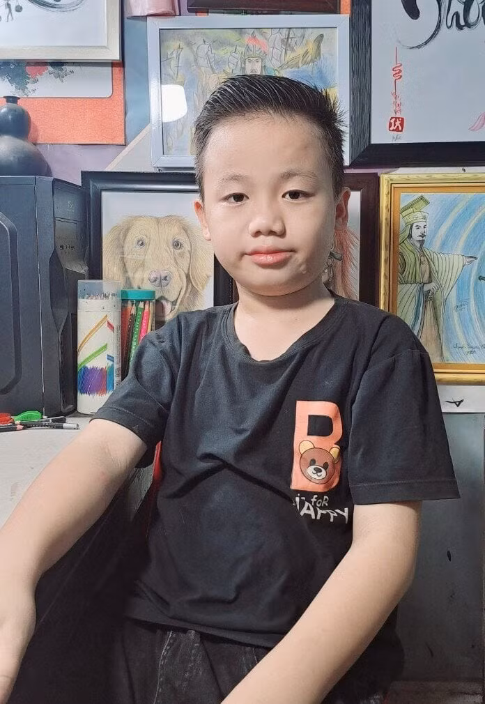 Bé Quang Nghĩa nổi tiếng nhờ khả năng vẽ tranh chuyên nghiệp. (Ảnh: NVCC) Cậu bé lớp 4 ở Đắk Lắk 'gây mê' trên TikTok nhờ tài vẽ tranh đẹp mê ly - 3
