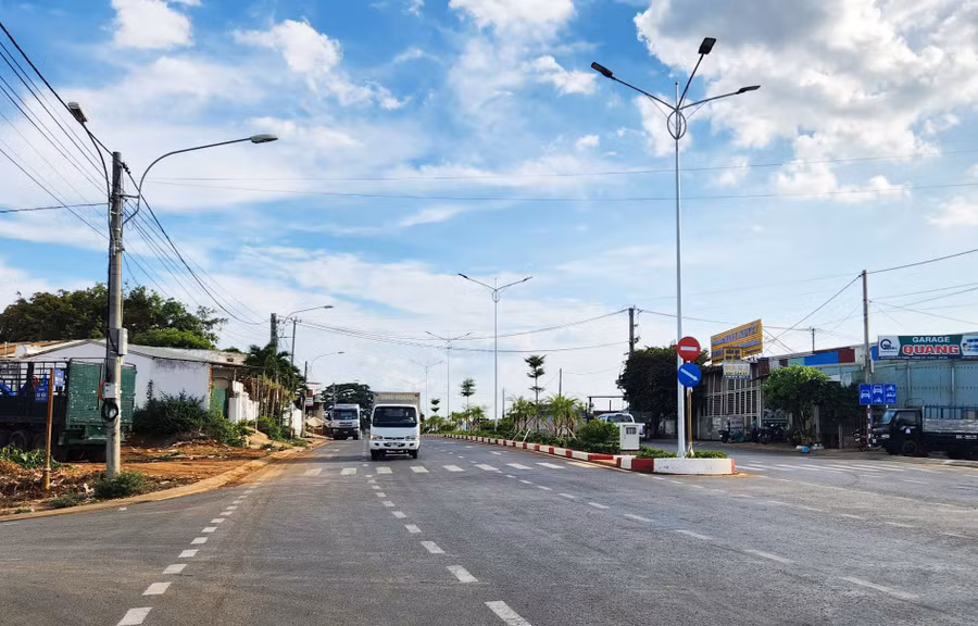 Đường Nguyễn Chí Thanh sau khi được nâng cấp, mở rộng sẽ là tuyến giao thông huyết mạch, kết nối hành lang kinh tế Đông Nam của TP. Pleiku. Ảnh: N.S