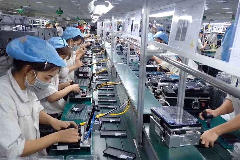 Tính chung trong 5 tháng, các nhà đầu tư nước ngoài xuất siêu gần 20 tỷ USD kể cả dầu thô. Ảnh: TTXVN