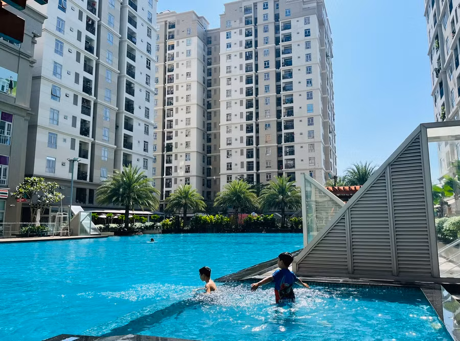 Người dân thường chọn các căn hộ vừa túi tiền và có đầy đủ tiện ích như hồ bơi, nhà trẻ...