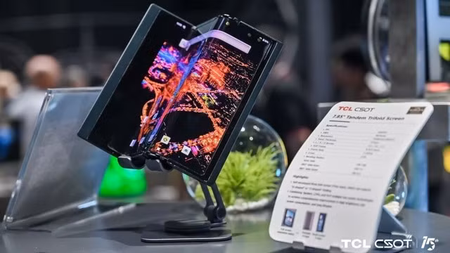 Điện thoại gập ba của TCL. Nguồn: Phonearena