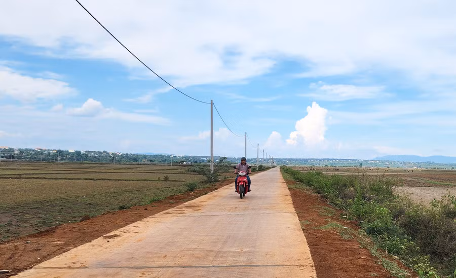 Đường giao thông nội đồng tại khu sản xuất rau củ quả xã An Phú được đổ bê tông giúp người dân đi lại thuận tiện. Ảnh: N.D
