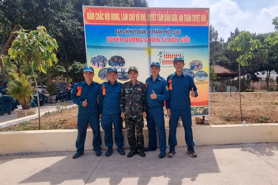 Tuyên dương các chiến sĩ bắn đạn thật đạt loại giỏi. Ảnh: H.P