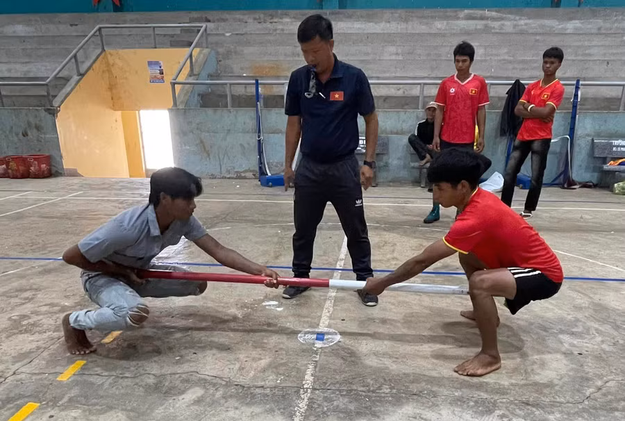Các vận động viên tham gia thi đấu môn đẩy gậy. Ảnh: N.V