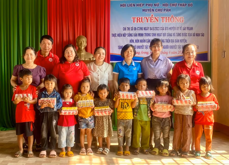 Hội Liên hiệp phụ nữ huyện Chư Păh tặng sữa cho các cháu Trường Mầm non xã Hòa Phú. Ảnh: T.H