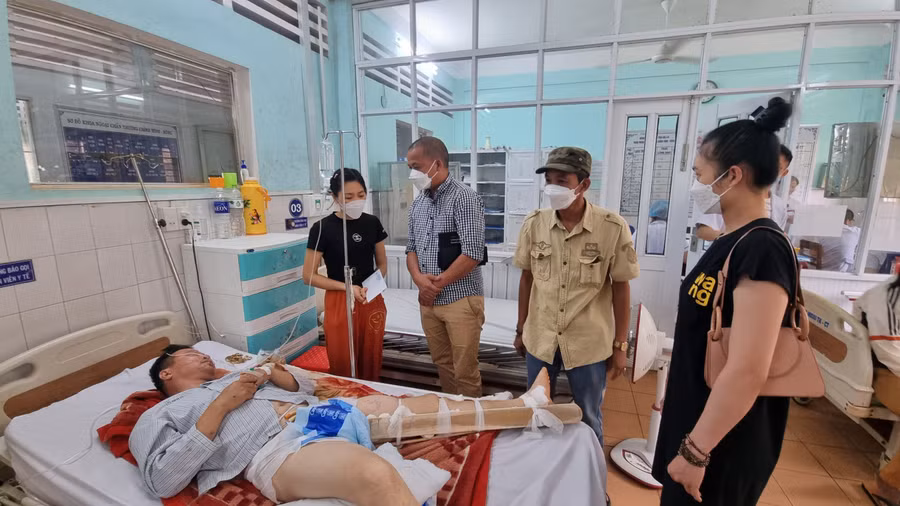 Ông Tô Đình Tâm và ông Trần Văn Hiền thăm hỏi, động viên các nạn nhân nằm điều trị tại Bệnh viện Đa khoa tỉnh Gia Lai. Ảnh: Hà Phương