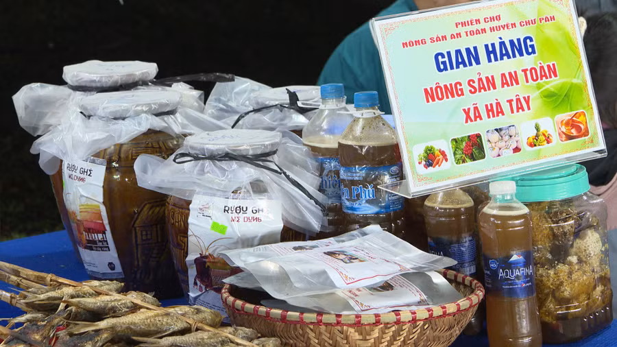 Sản phẩm rượu ghè Mẹ Dung, mật ong của xã Hà Tây trưng bày tại hội chợ. Ảnh: V.Đ