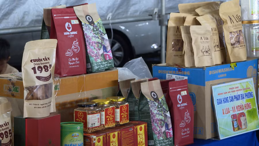 Thông qua phiên chợ giúp các doanh nghiệp, hợp tác xã, hộ sản xuất, kinh doanh quảng bá, giới thiệu sản phẩm, tiếp cận với người tiêu dùng. Ảnh: V.Đ