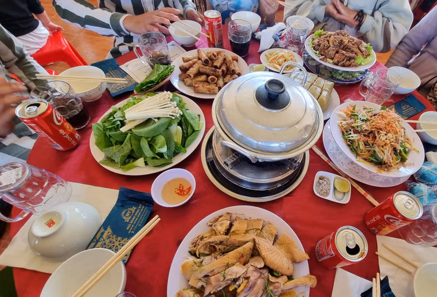 Các mâm cỗ được trang bị đủ đầy với bánh chưng, gà luộc, lẩu hải sản, dưa món, chả ram, thịt nướng, chân giò nấu măng và những lon nước ngọt. Ảnh: H.P