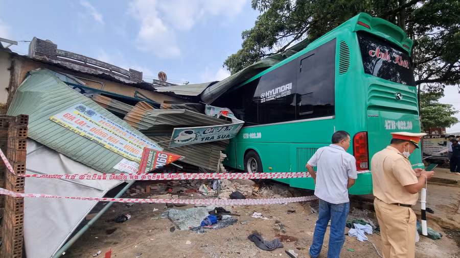 Xe ô tô khách lao thẳng vào nhà dân sau cú tông vào xe ben. Ảnh: Hà Phương