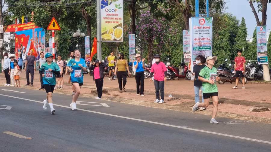Các VĐV tăng tốc về đích ở cự ly 5 km nữ chính.
