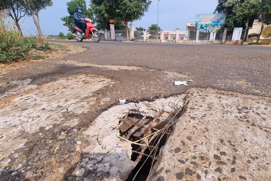 Nắp cống bị vỡ gây nguy hiểm cho người và phương tiện lưu thông qua đây. Ảnh: K.P