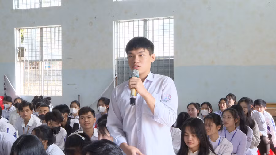 Học sinh Trường THPT Mạc Đĩnh Chi đặt câu hỏi với Ban tuyển sinh Quân sự huyện. Ảnh: V.Đ Học sinh Trường THPT Mạc Đĩnh Chi đặt câu hỏi với Ban tuyển sinh Quân sự huyện. Ảnh: V.Đ