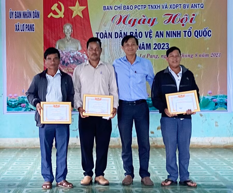 Lãnh đạo xã Lơ Pang khen thưởng các cá nhân đã có thành tích xuất sắc trong phong trào Toàn dân bảo vệ an ninh Tổ quốc năm 2023. Ảnh: Vũ Ngọc