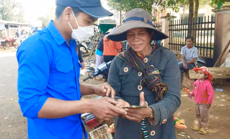 Hướng dẫn người dân đăng ký sử dụng tài khoản định danh điện tử. Ảnh: H.P