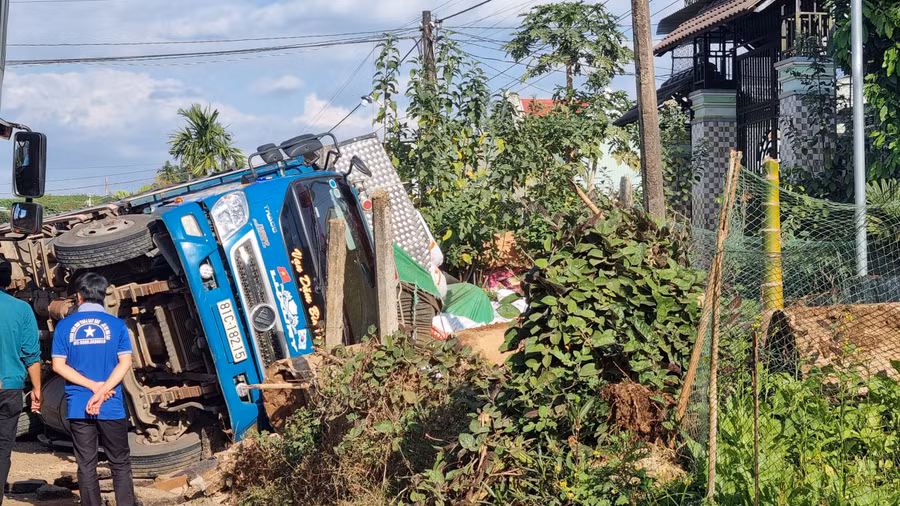 Tài xế thoát nạn trong gang tấc. Ảnh: Hà Phương Tài xế thoát nạn trong gang tấc. Ảnh: Hà Phương
