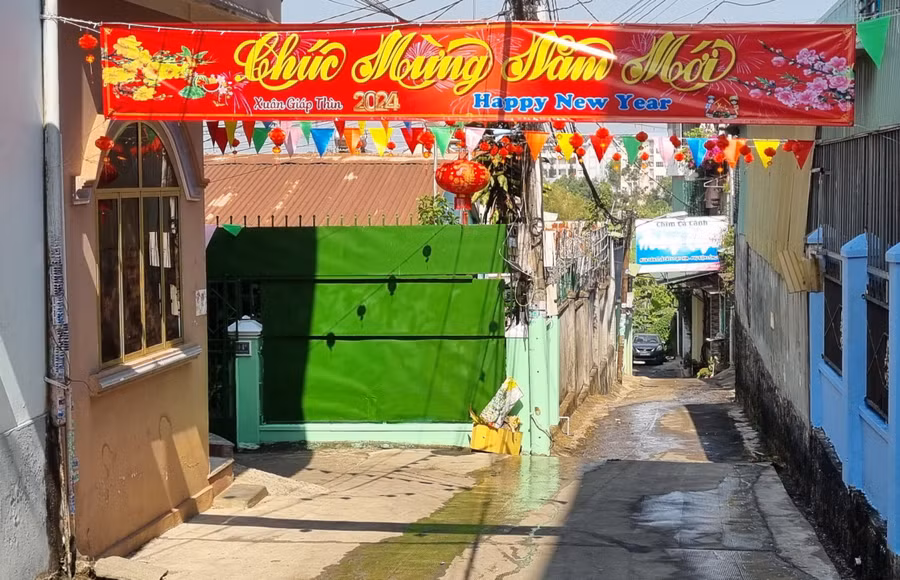 Tương tự, ngay đầu con hẻm 46 Phan Đình Phùng (tổ 2, phường Tây Sơn) được trang trí băng rôn “Chúc mừng năm mới” cùng đèn lồng, cờ nhiều màu sắc tạo ra hiệu ứng ánh sáng đẹp mắt.