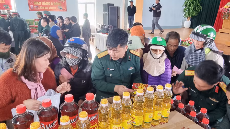 Nhân viên gian hàng phục vụ chu đáo bà con đến nhận sản phẩm. Ảnh: H.P
