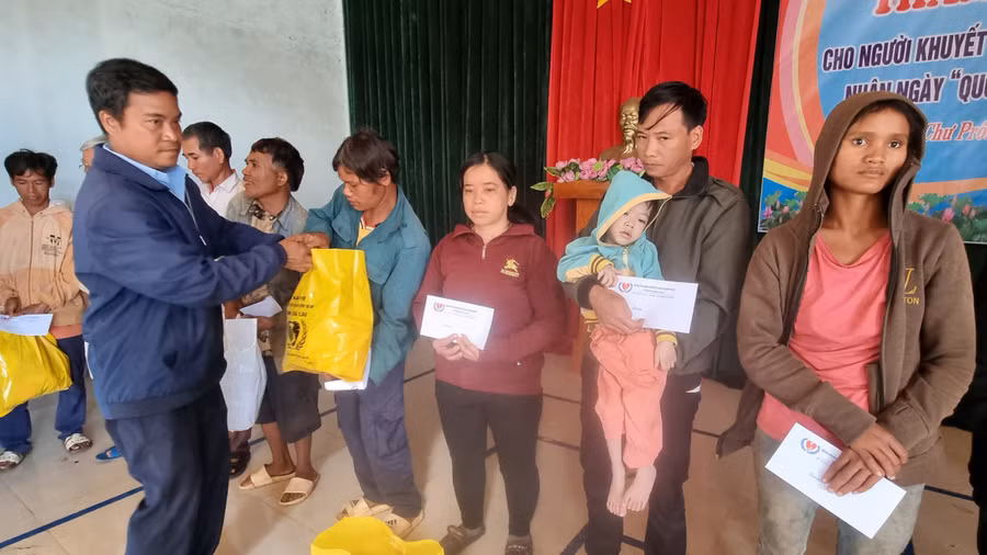Những phần quà ý nghĩa giúp gia đình người khuyết tật, trẻ em khó khăn vươn lên trong cuộc sống. Ảnh: H.P