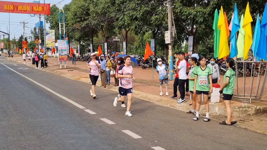 Đông đảo người dân tham gia cổ vũ cho các VĐV.