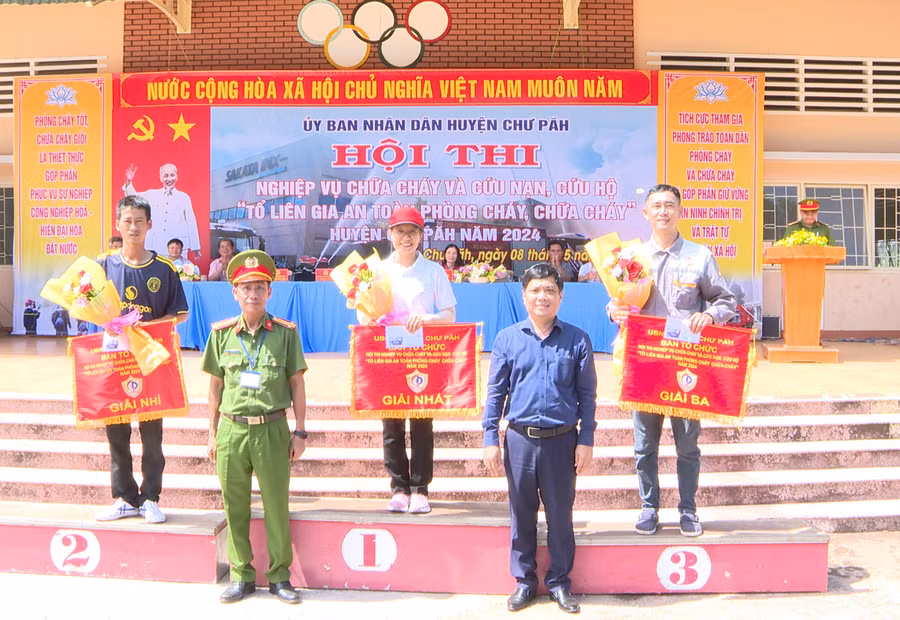 Ban tổ chức trao giải nhất, nhì, ba cho các đội đạt thành tích xuất sắc tại hội thi. Ảnh: K.P