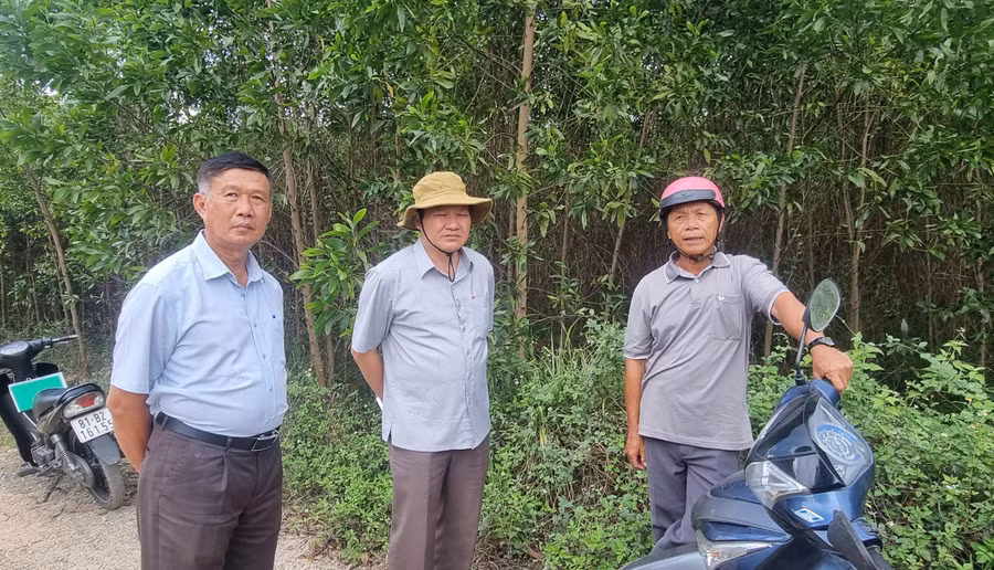 Đoàn giám sát thực tế về việc sử dụng nguồn vốn vay của một số hộ dân tại xã Cửu An. Ảnh: Hà Phương