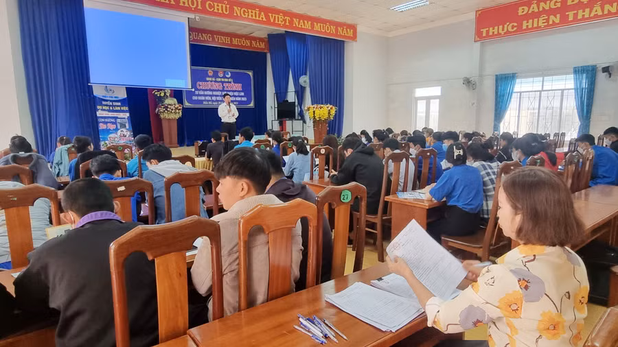 Quang cảnh buổi tư vấn hướng nghiệp, giới thiệu việc làm cho đoàn viên, thanh niên tại xã Biển Hồ. Ảnh: Hà Phương Quang cảnh buổi tư vấn hướng nghiệp, giới thiệu việc làm cho đoàn viên, thanh niên tại xã Biển Hồ. Ảnh: Hà Phương