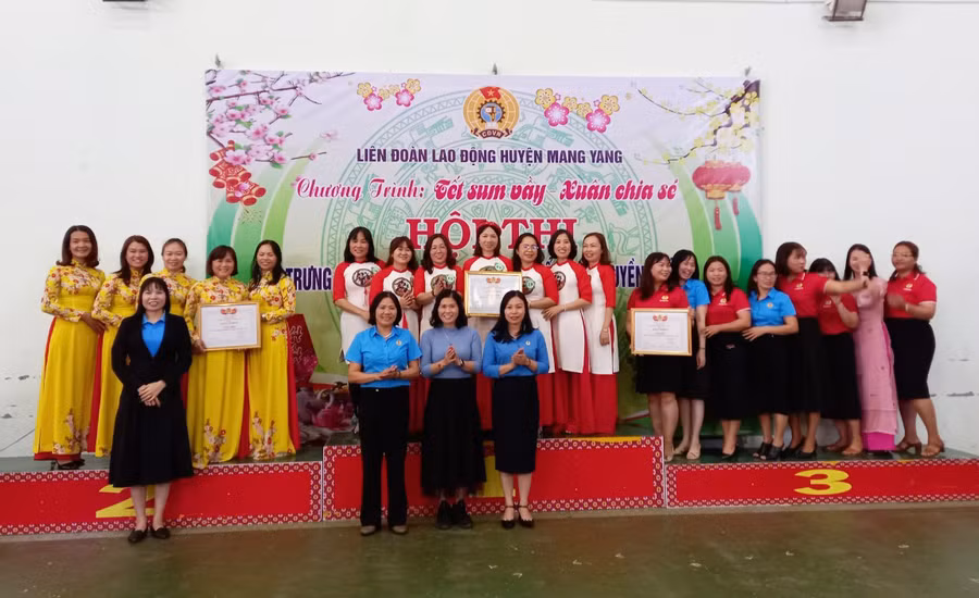 Ban Tổ chức trao giải cho các đội đạt thành tích xuất sắc tại hội thi. Ảnh: K.N
